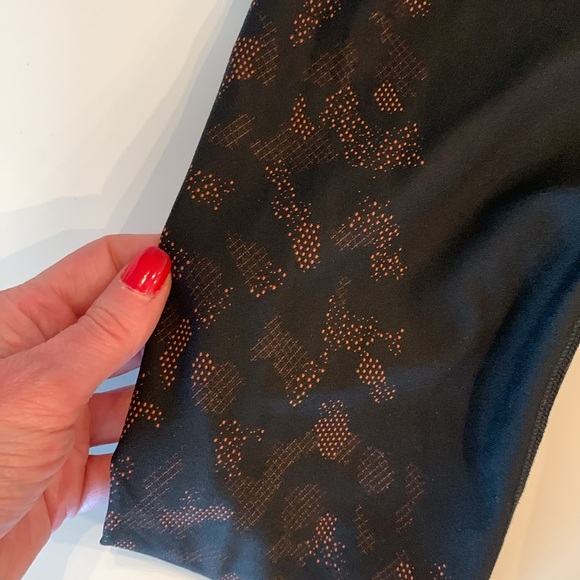 Lululemon Mapped out High Rise tight 28โ-black with orange/res camo-size 4 - Picture 13 of 16